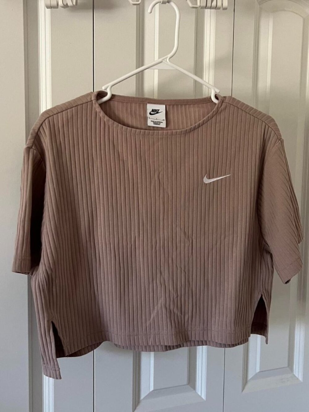 Adorable Nike crop topS but fits a M...